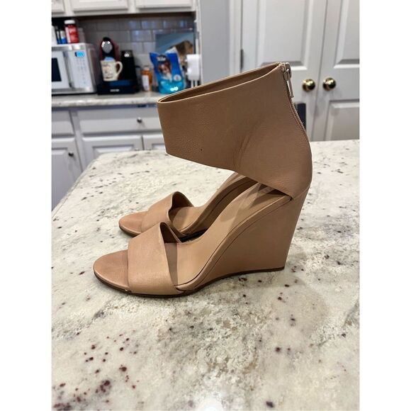 Vince. Tan Leather Cuff Wedge Pebble Leather Sandals sz 8.5 - Picture 1 of 6